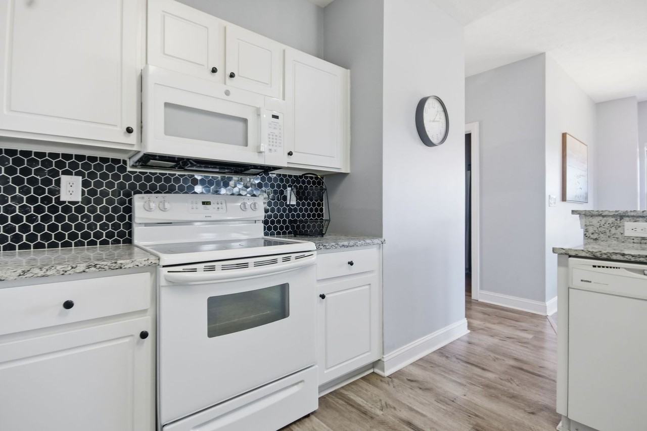 6000 Windsor Green Way #201 - Photo 3 of 32