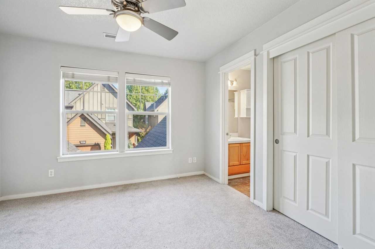 768 Ne 70th Ave - Photo 6 of 15