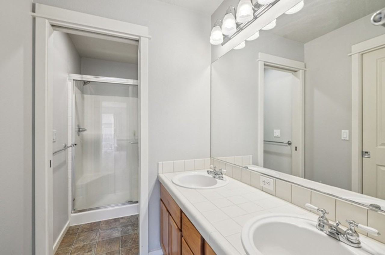 768 Ne 70th Ave - Photo 7 of 15