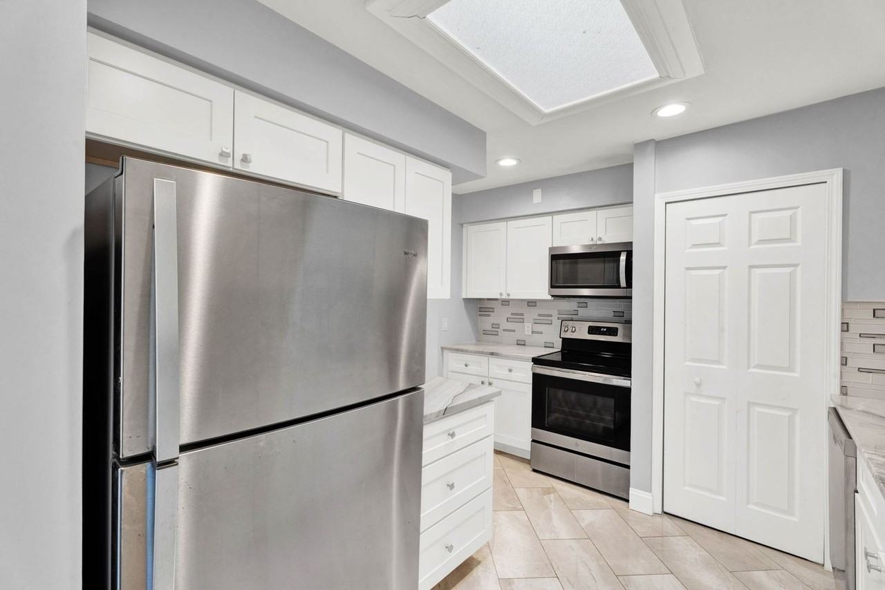 4047 West Maple Road - Photo 3 of 36