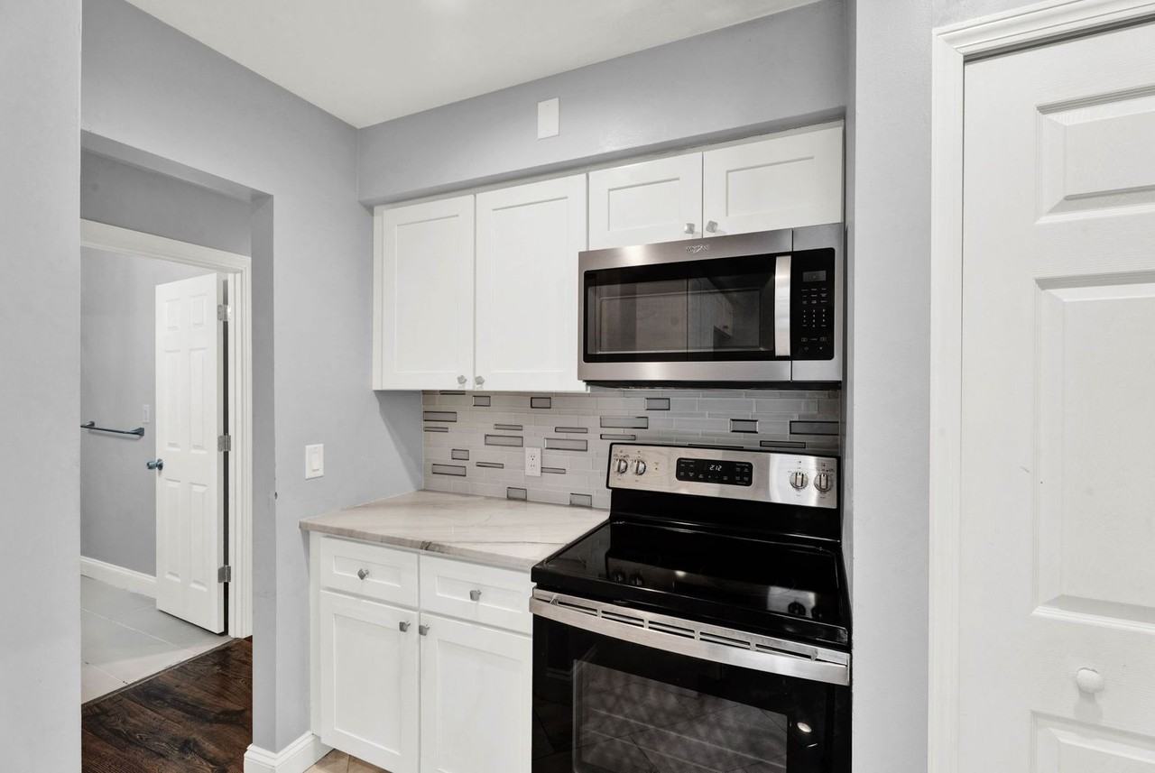 4047 West Maple Road - Photo 4 of 36