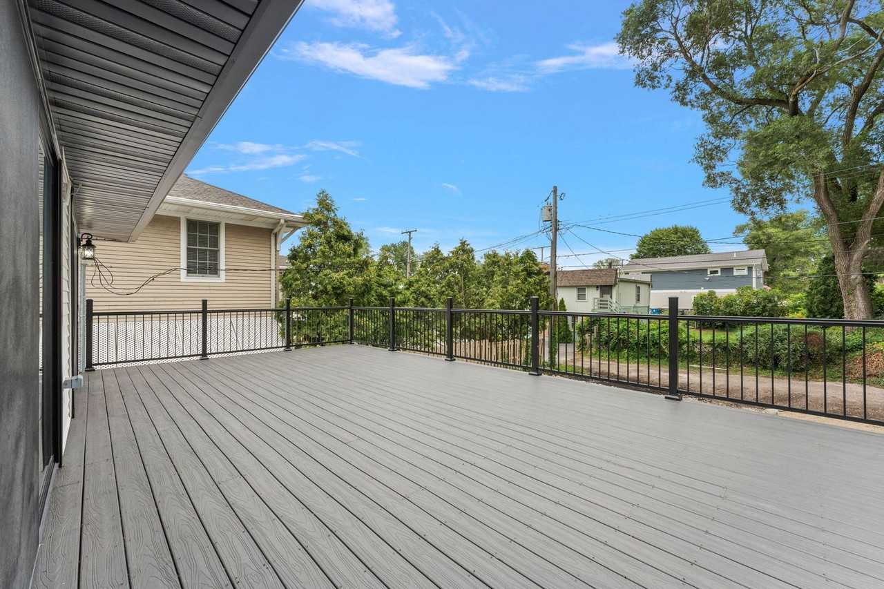 1133 Putnam St - Photo 4 of 22