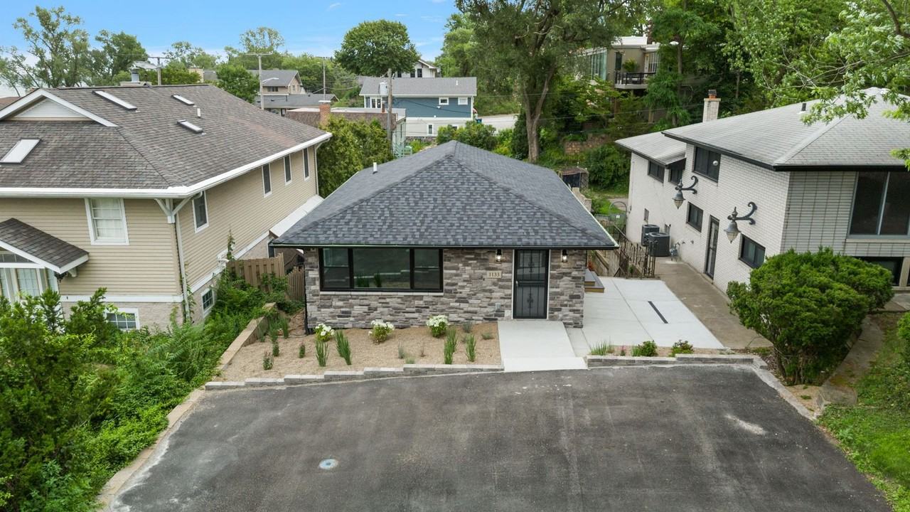 1133 Putnam St - Photo 5 of 22