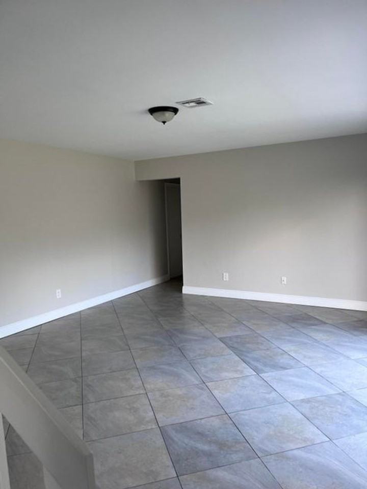 8760 Lyndall Ln - Photo 2 of 13