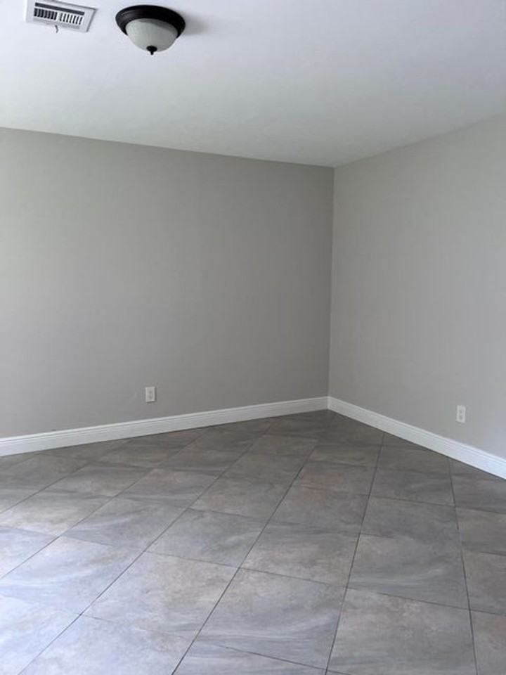 8760 Lyndall Ln - Photo 3 of 13