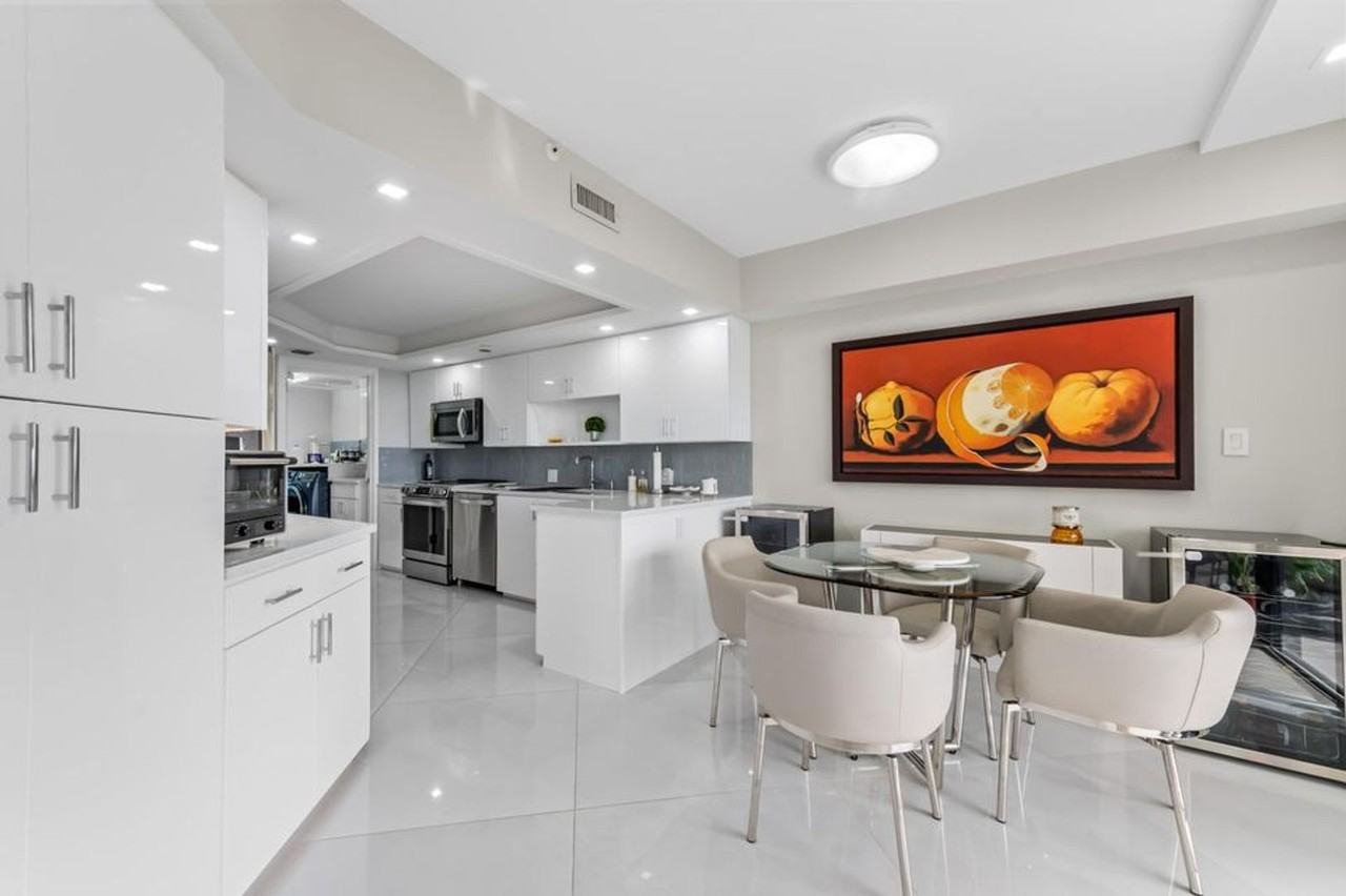 1900 Consulate Pl - Photo 4 of 30