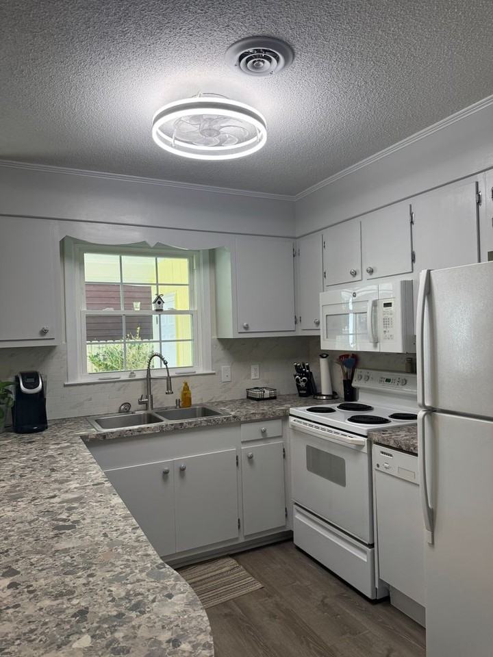221 Ne 55th St - Photo 3 of 28