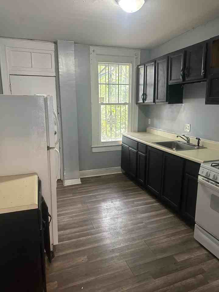 1406 Poplar Grove St - Photo 7 of 10