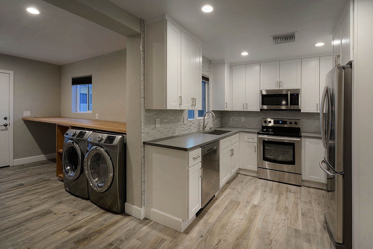 2434 E 9th St - Photo 4 of 31