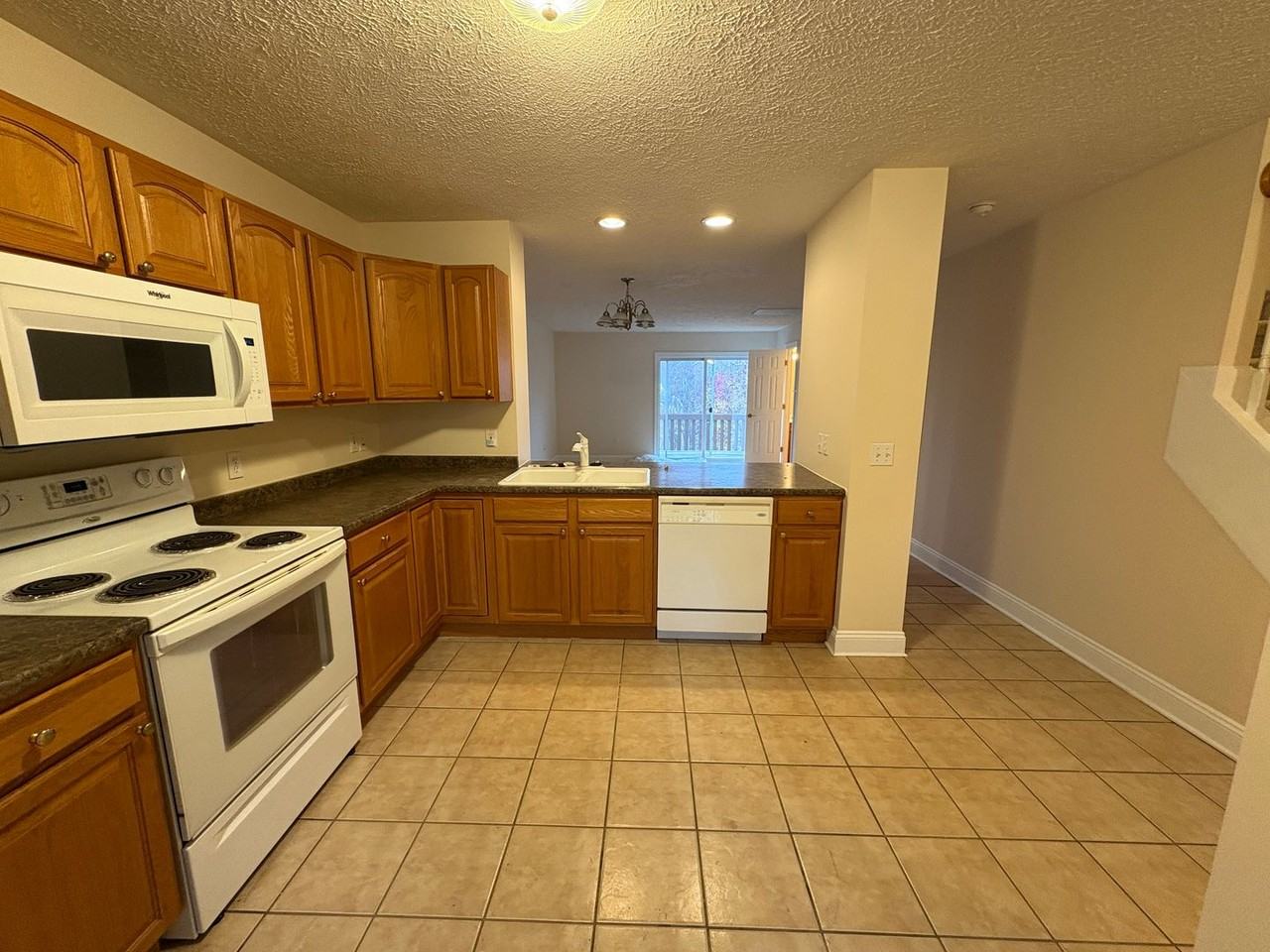 825 Oaktree Blvd - Photo 2 of 8