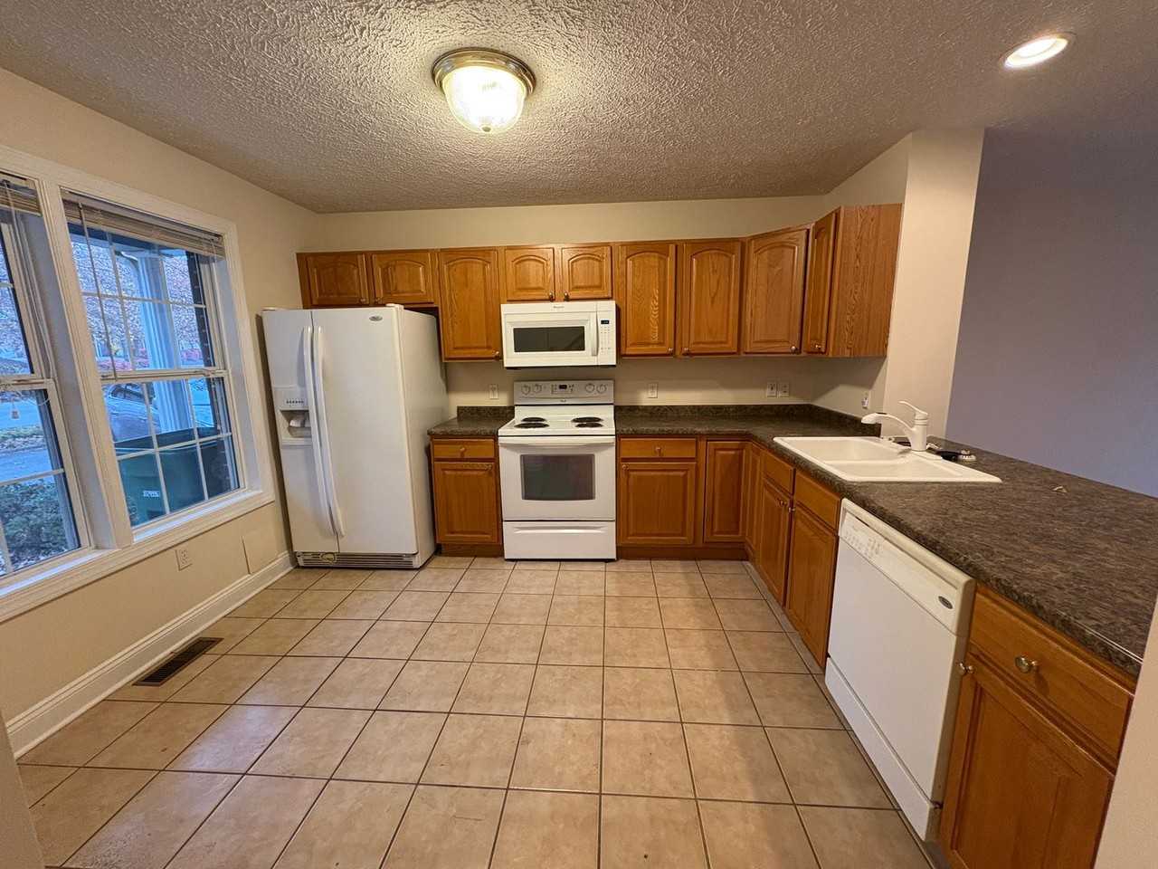 825 Oaktree Blvd - Photo 3 of 8