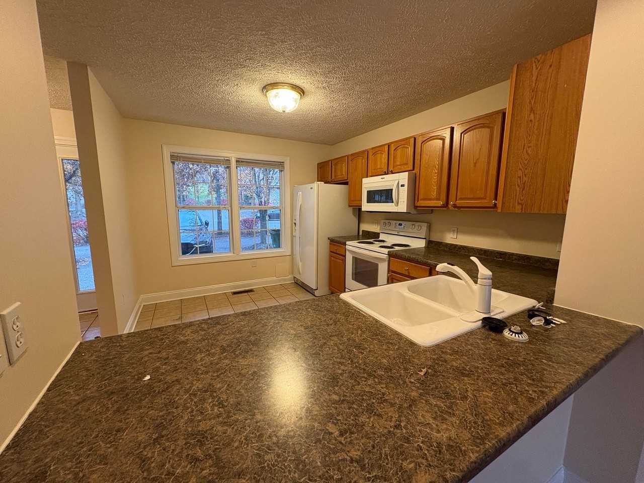 825 Oaktree Blvd - Photo 4 of 8