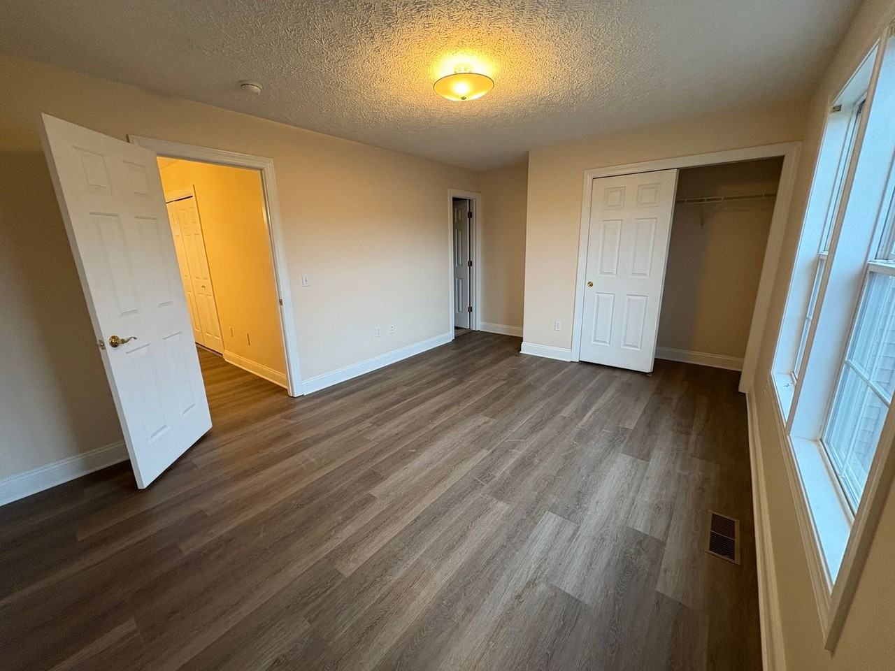 825 Oaktree Blvd - Photo 7 of 8