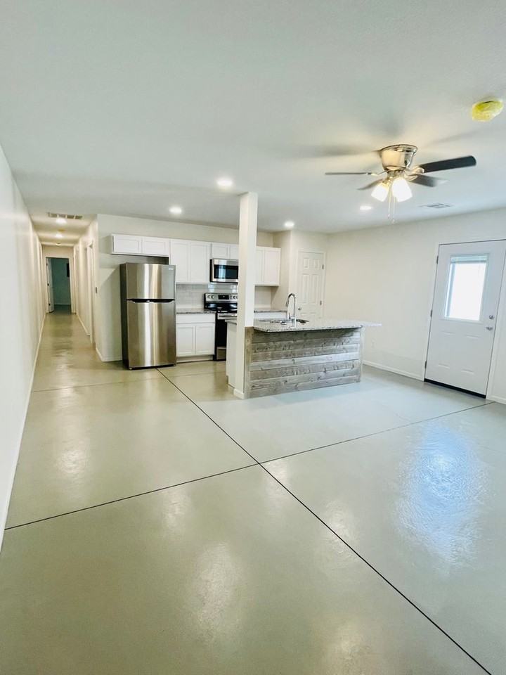 1520 N Madison Ave - Photo 4 of 17