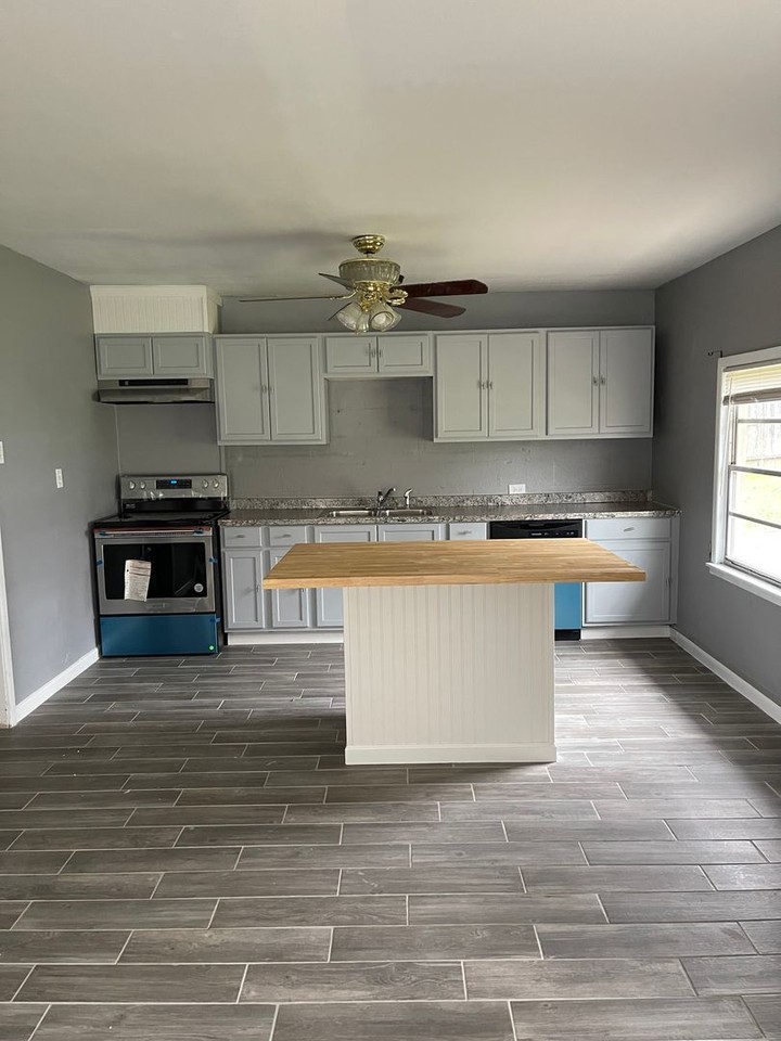 606 S Summer St - Photo 4 of 11