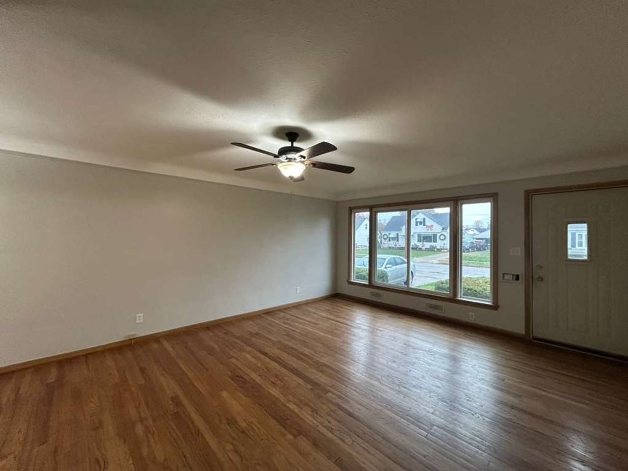 30021 Oakdale Rd - Photo 3 of 16