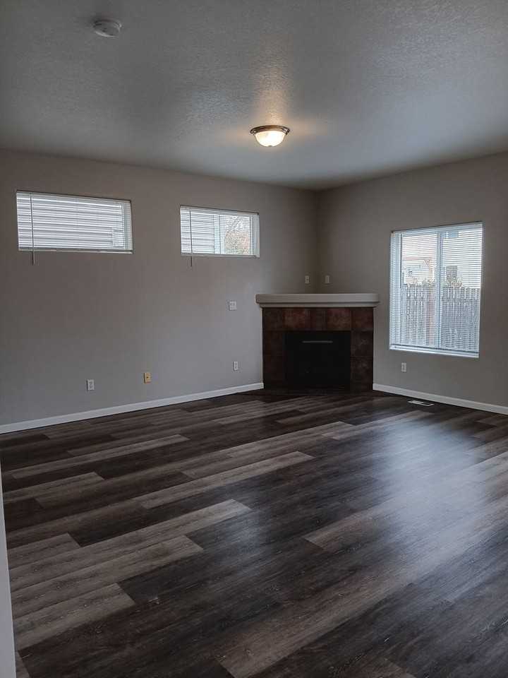 652 Jasmine Cir - Photo 3 of 29