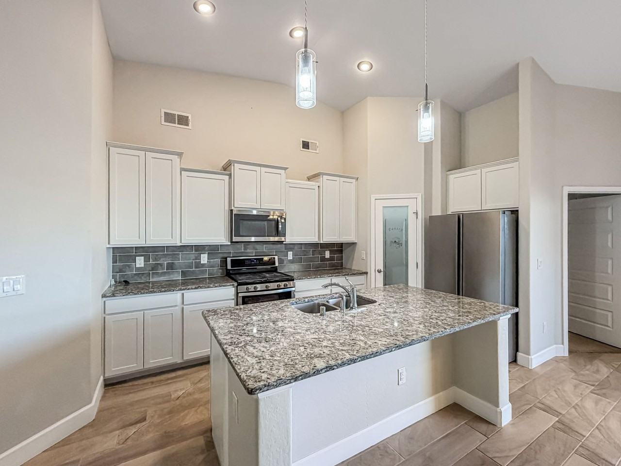 4717 N Homestretch Rd - Photo 2 of 10