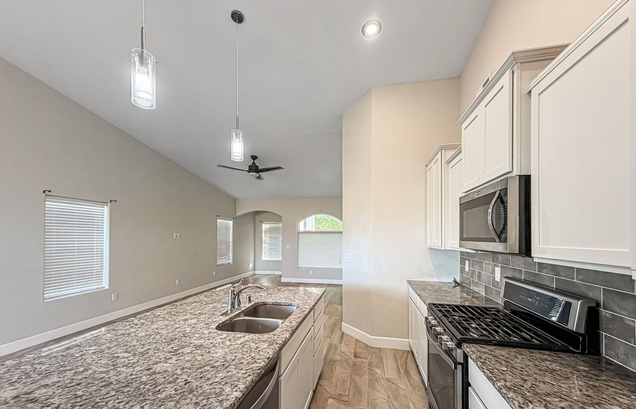 4717 N Homestretch Rd - Photo 3 of 10