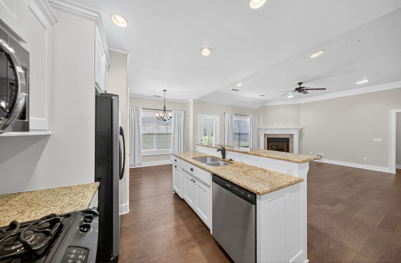 1221 Chancery Ln - Photo 4 of 28