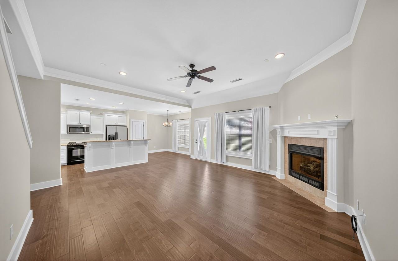 1221 Chancery Ln - Photo 6 of 28