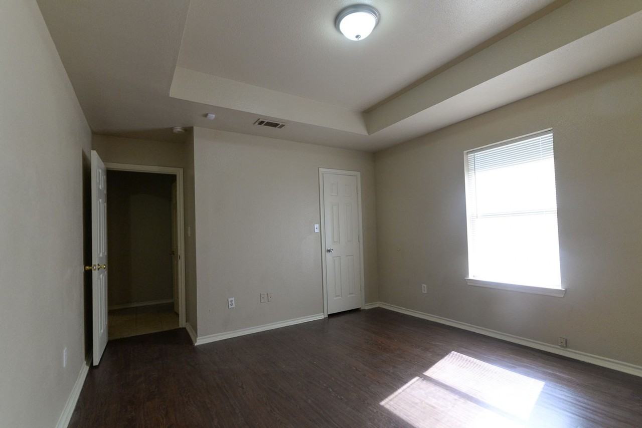 2419 Talco Dr - Photo 3 of 20
