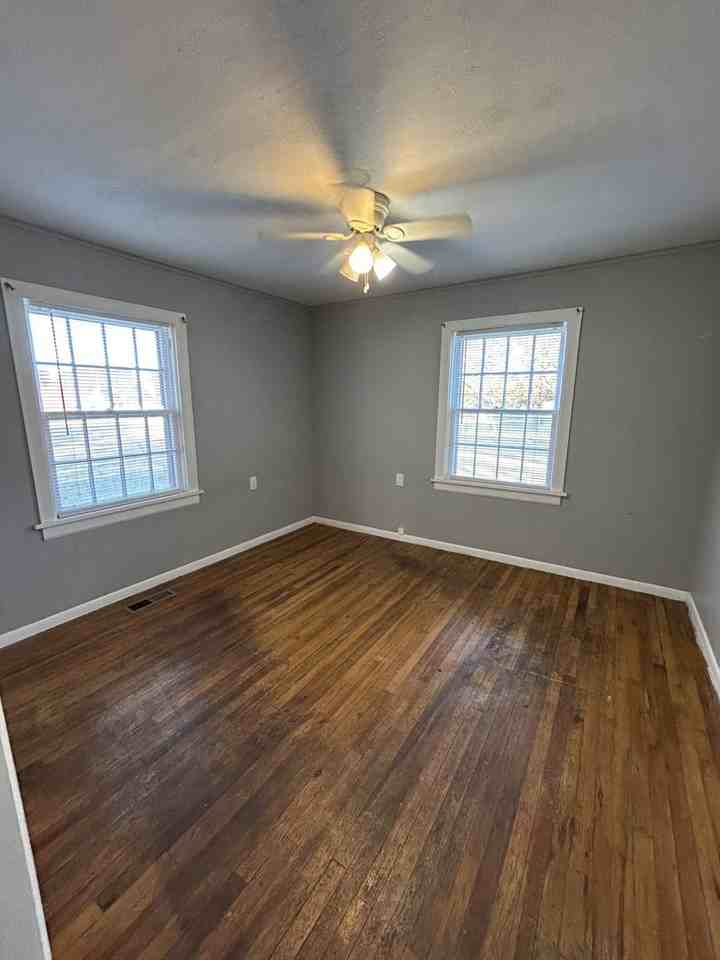 606 Harris St - Photo 5 of 17