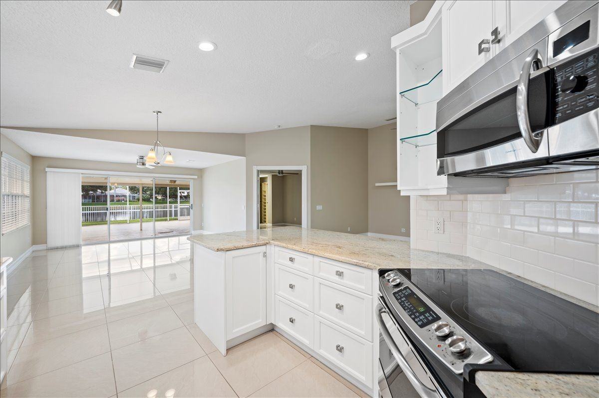 4197 Royal Oak Dr - Photo 2 of 4