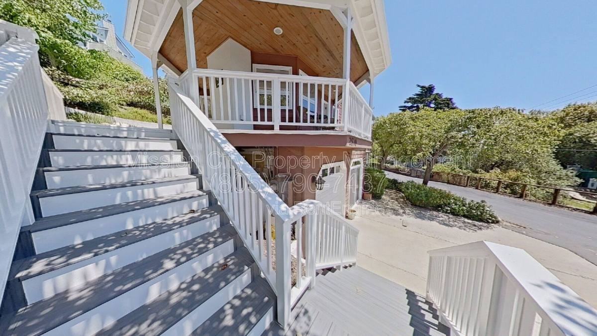 2570 Lillie Ave - Photo 2 of 9