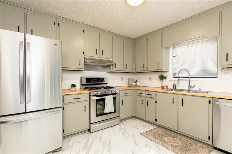 4065 Maxanne Dr Nw - Photo 5 of 11