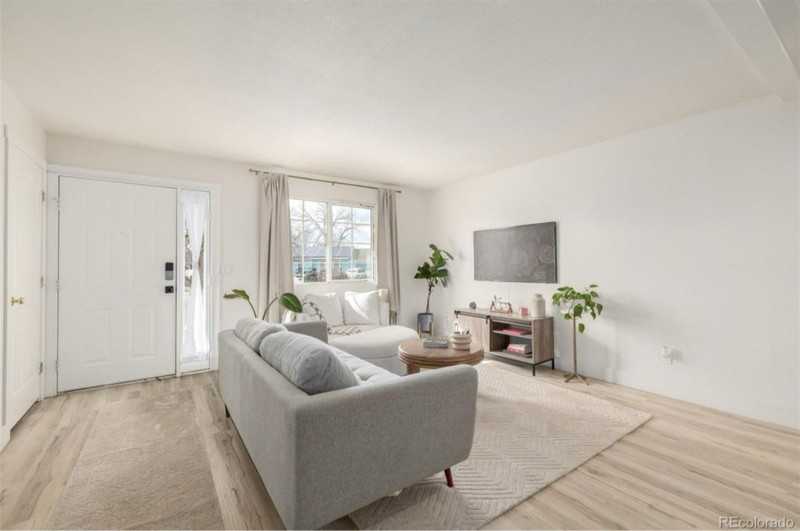 16397 E Wyoming Dr - Photo 4 of 18