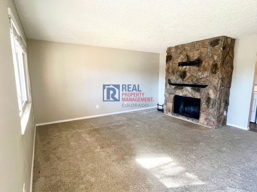 392 W Rockrimmon Blvd #B - Photo 3 of 39