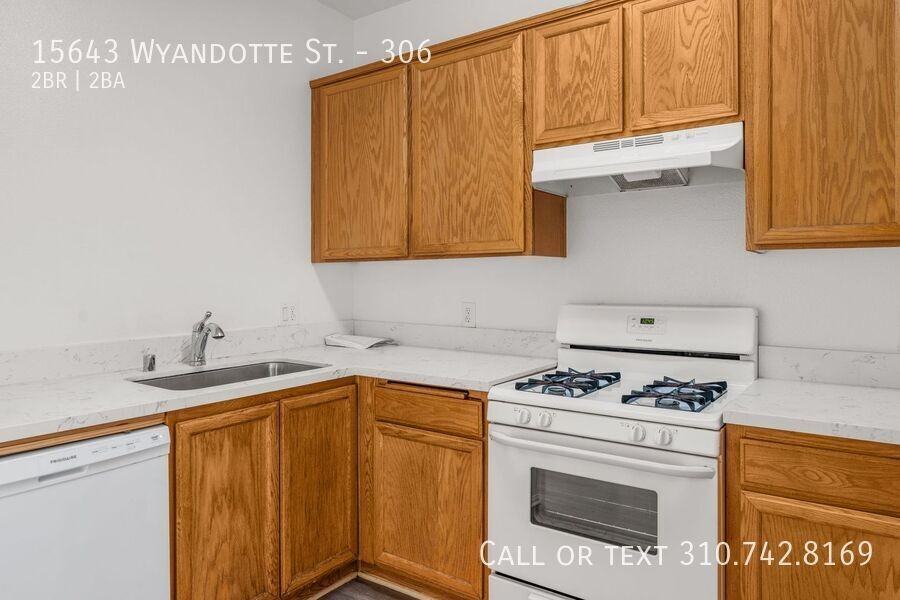 15643 Wyandotte St #306 - Photo 2 of 30