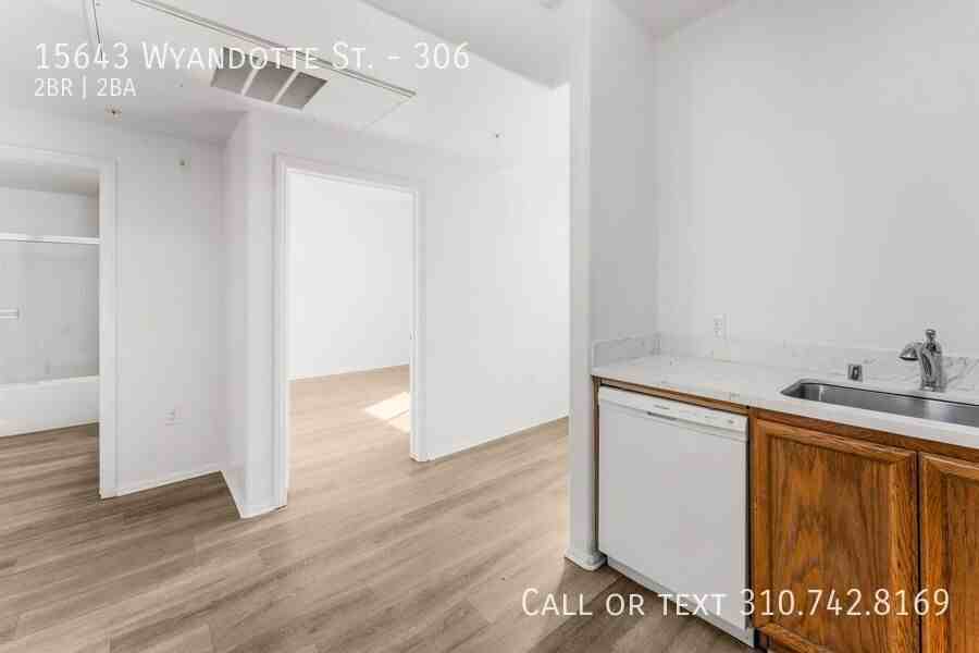 15643 Wyandotte St #306 - Photo 3 of 30