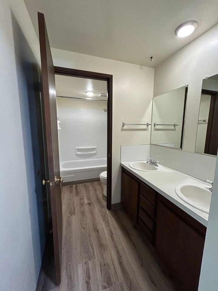 2770 Nw 29th St #F - Photo 6 of 11