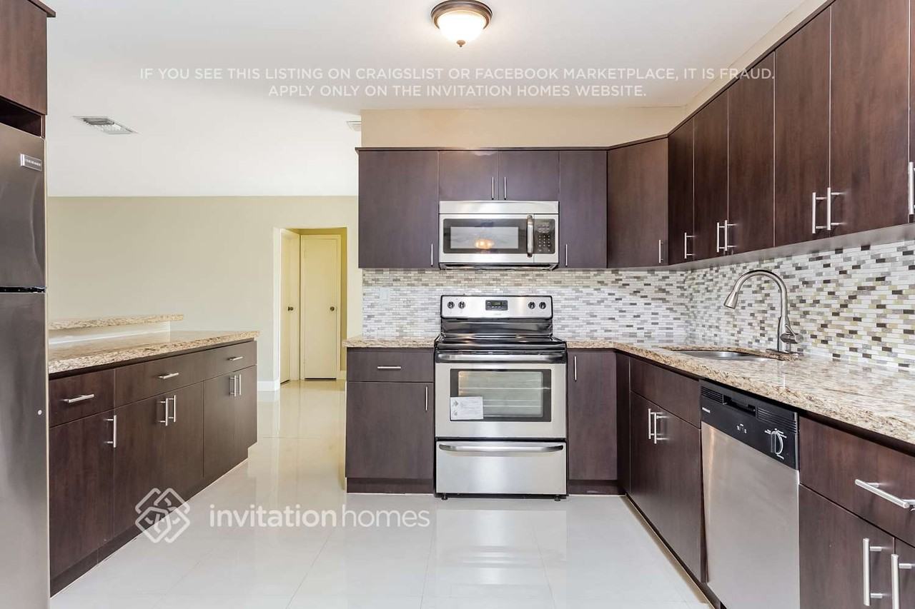 8320 Nw 24th Pl - Photo 5 of 14