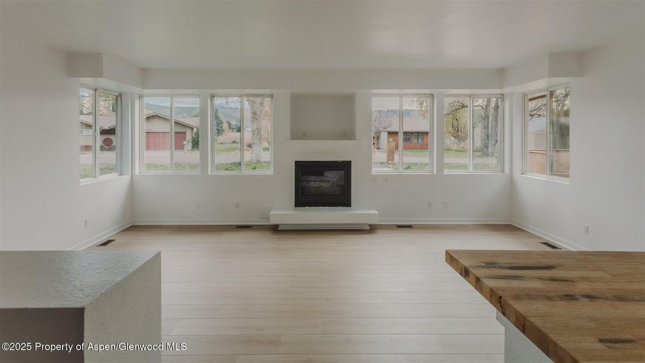 253 Surrey St - Photo 2 of 44