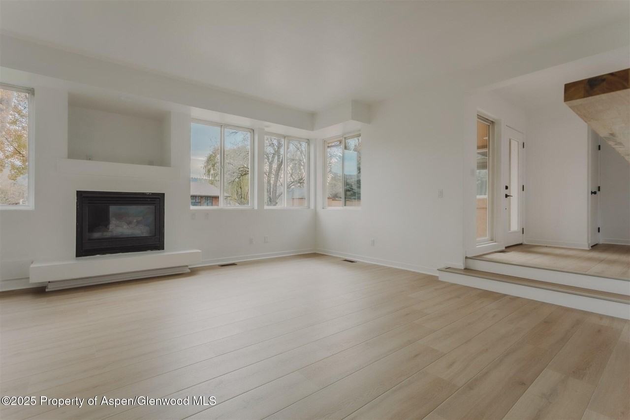 253 Surrey St - Photo 4 of 44