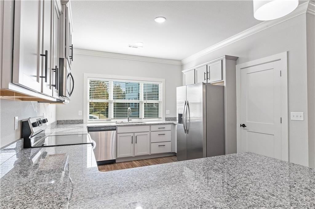 923 Ne Heights Ln - Photo 2 of 32