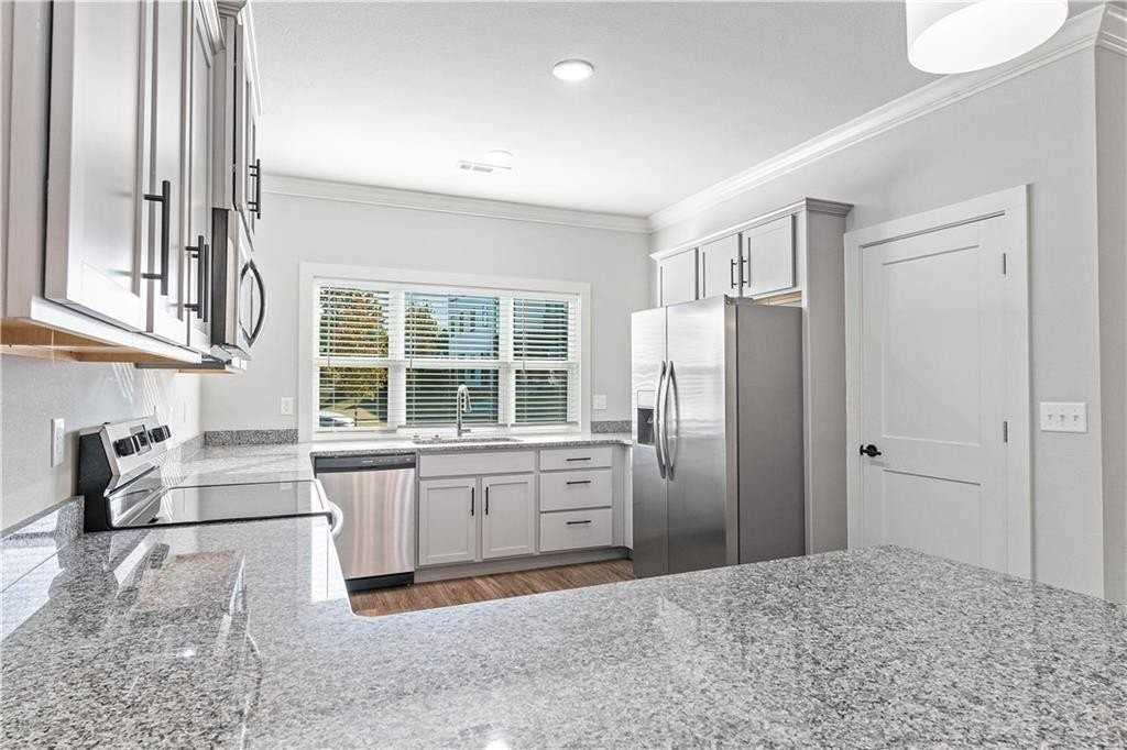 913 Ne Heights Ln - Photo 2 of 33