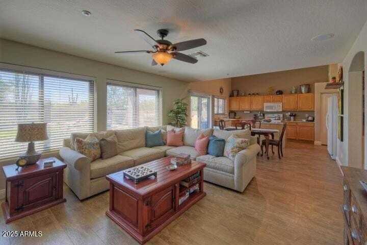 10429 E Hillery Dr - Photo 7 of 37