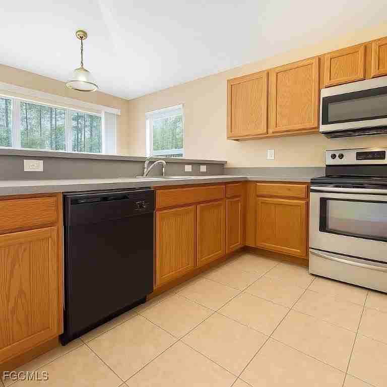 351 Justice Ave - Photo 5 of 22