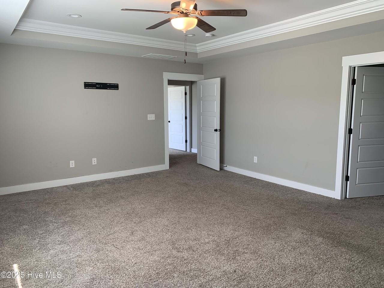 423 Elgin Rd - Photo 4 of 5