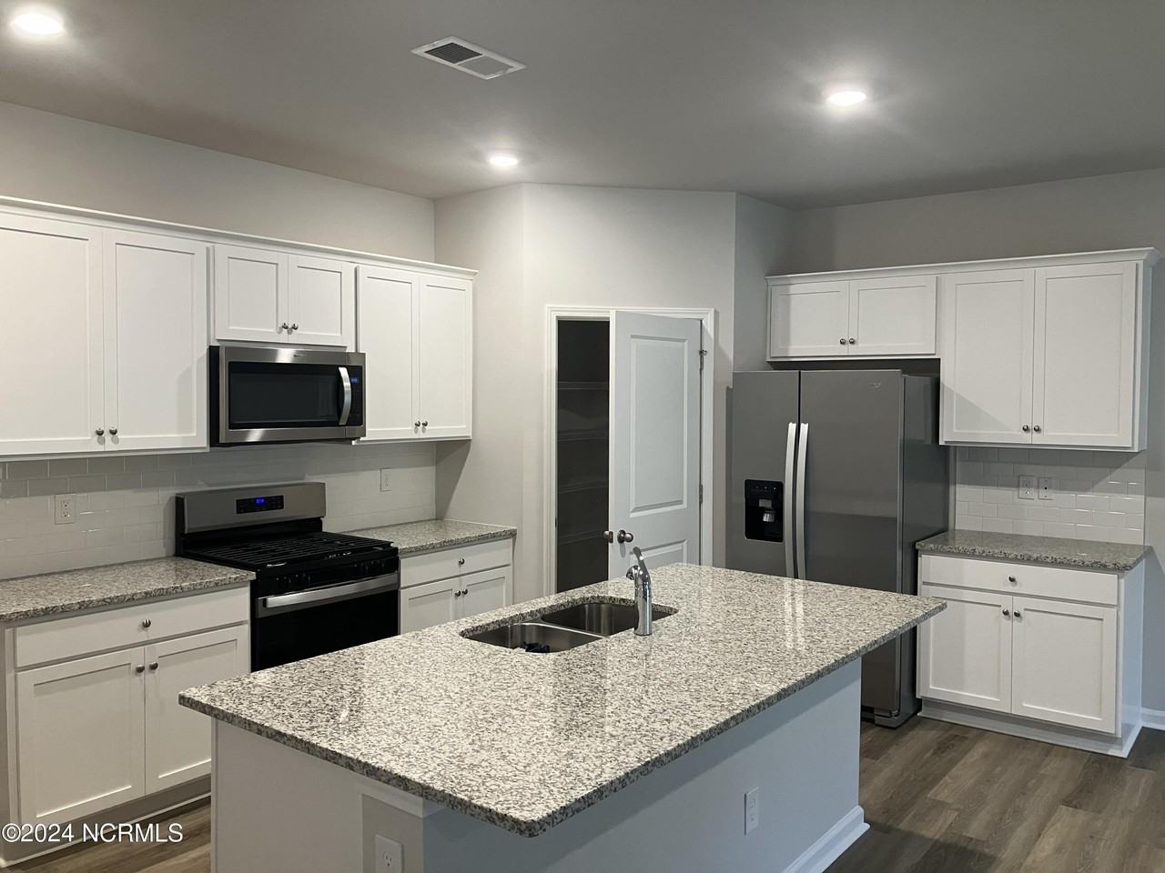 3093 Lochgreen Cir - Photo 3 of 21