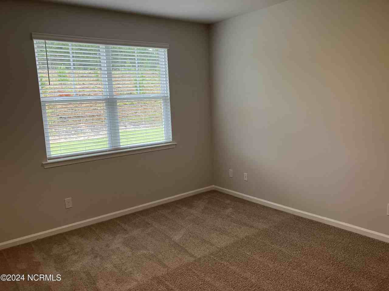 3093 Lochgreen Cir - Photo 4 of 21