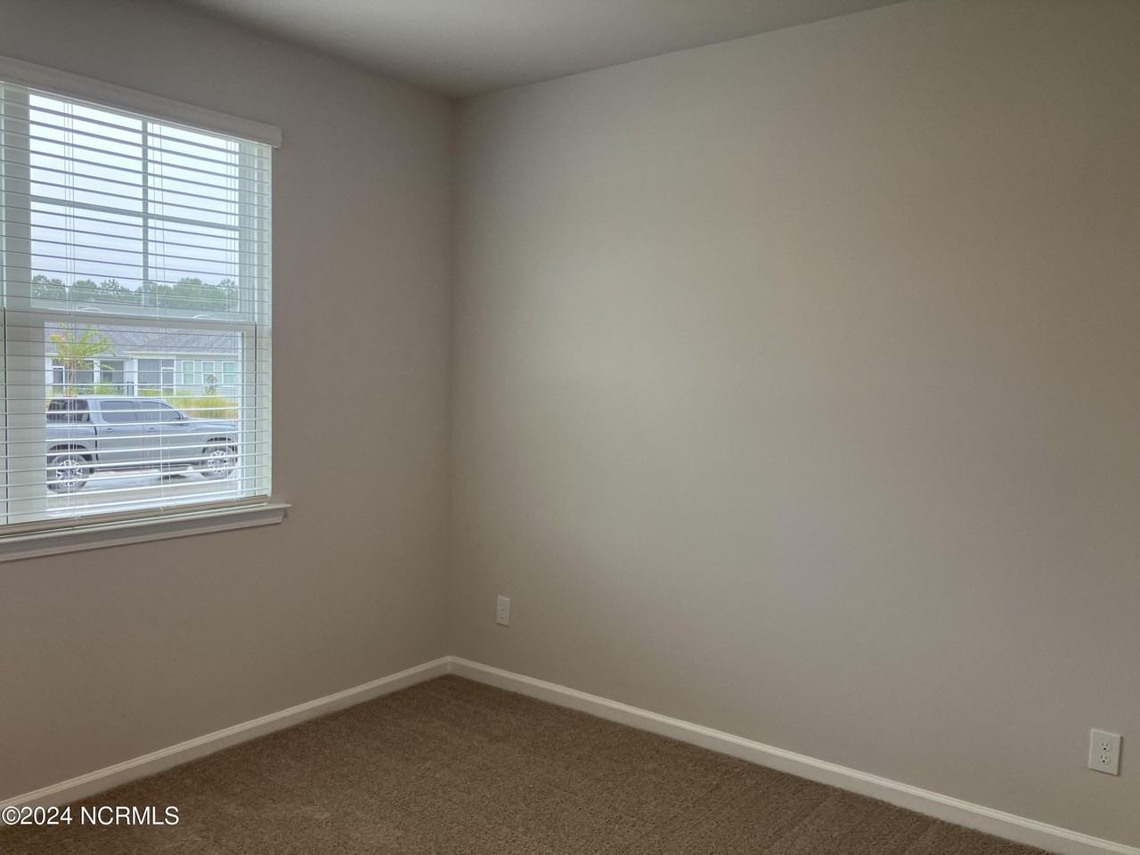 3093 Lochgreen Cir - Photo 5 of 21