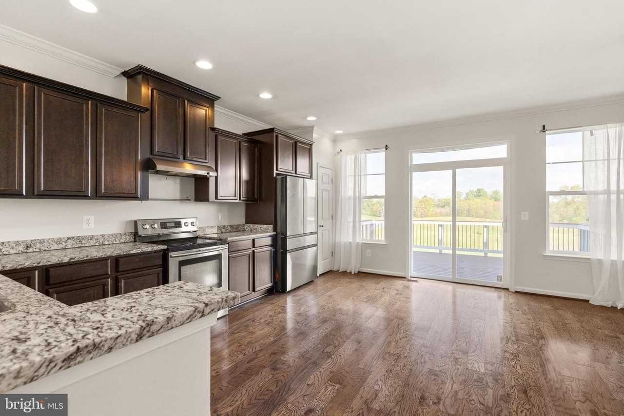 111 Rotunda Dr - Photo 5 of 33