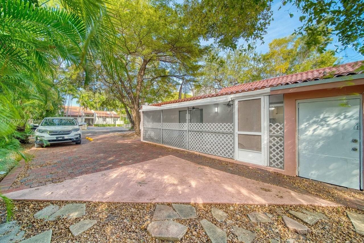 400 Minorca Ave #1 - Photo 6 of 22