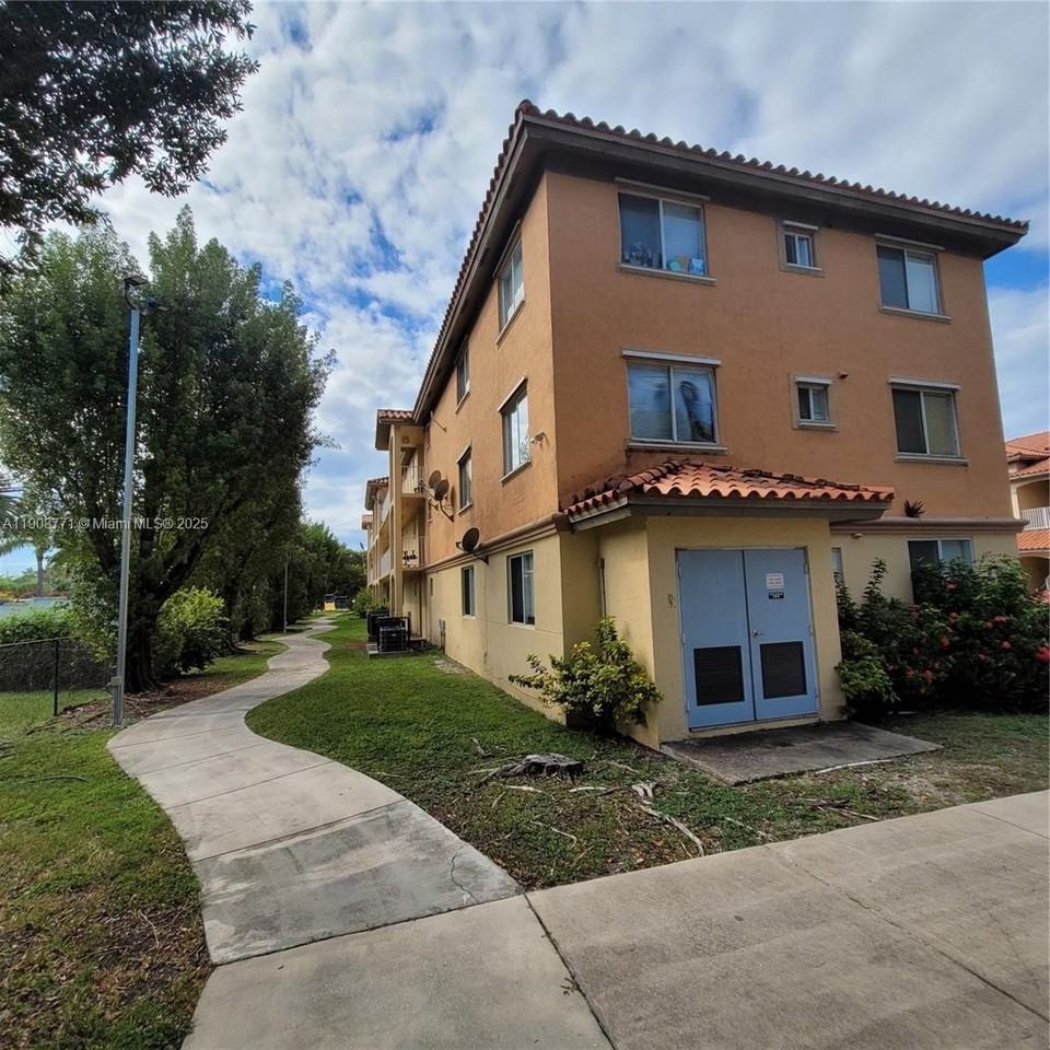 17612 Nw 25th Ave #103 - Photo 3 of 36