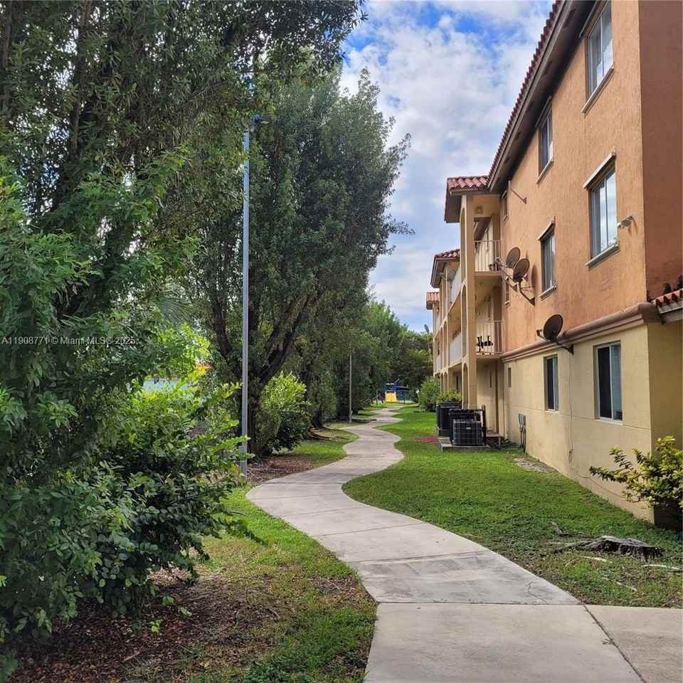 17612 Nw 25th Ave #103 - Photo 4 of 36